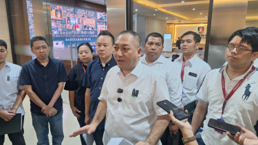 Pengacara Krisna Murti (tengah)
