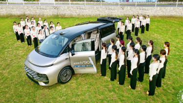 Mobil MPV diisi puluhan orang penari.