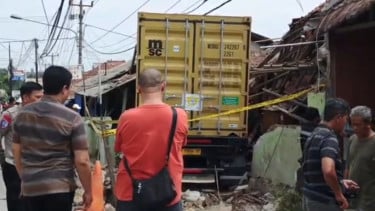 Truk kontainer tabrak rumah di Purwakarta