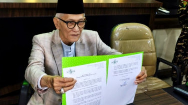 Rais Aam PBNU Miftachul Ahyar menunjukkan hasil rapat internal pecat Gus Yahya