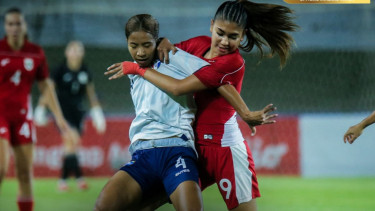  Claudia Alexandra Scheunemann berebut bola dengan pemain Taiwan