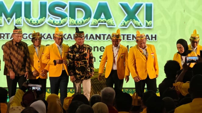 Ketua Umum Partai Golkar, Bahlil Lahadalia (kedua dari kanan)
