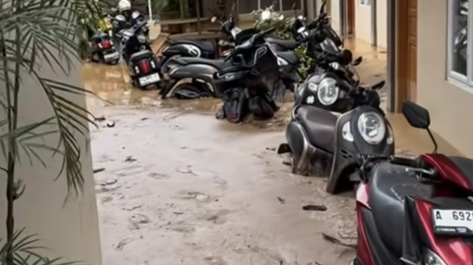Penampakan motor terendam banjir lumpur di Sumatera Barat