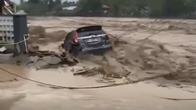 Mobil diterjang banjir di Sumatera Utara
