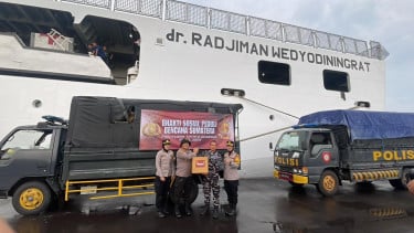 Pemberian bantuan korban bencana di Sumatera