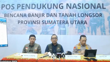 Menko PMK, Pratikno (tengah) dalam konferensi pers penanganan banjir di Aceh, Sumatera Utara dan Sumatera Barat 
