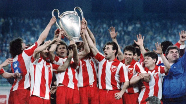 Pemain Red Star Belgrade melakukan selebrasi bersama trofi Piala Champions 1991
