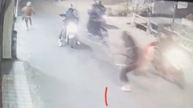 Viral Aksi Brutal Geng Motor Serang Pedagang Martabak di Bandung