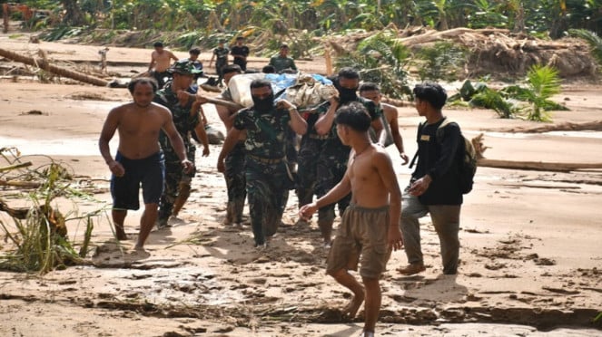 Satgas Bencana Kodam Bukit Barisan evakuasi korban banjir Tapanuli Selatan