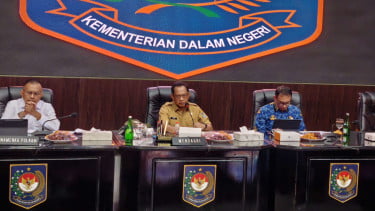 Mendagri, Tito Karnavian (tengah)