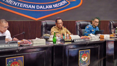 Mendagri, Tito Karnavian (tengah)