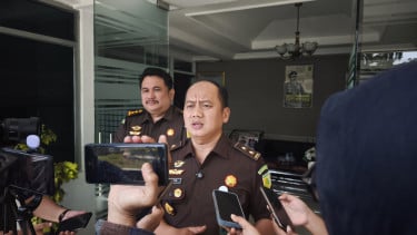 Kapuspenkum Kejagung Anang Supriatna (tengah)