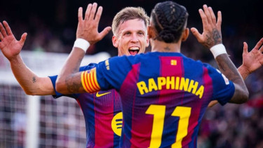 Pemain Barcelona Dani Olmo dan Raphinha rayakan gol