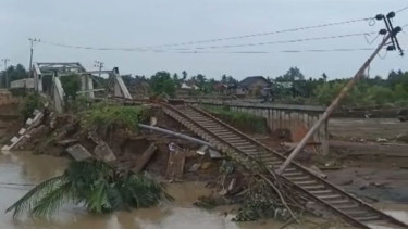 Kondisi jembatan KA di Bungkaih, Kabupaten Aceh Utara, Aceh akibat banjir