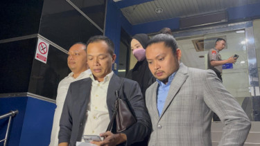 Artis Inara Rusli kembali mendatangi Polda Metro Jaya (tengah belakang)