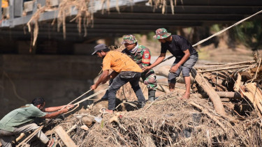 Babinsa TNI bantu warga Bireuen seberangi sungai imbas jembatan putus kenabanjir