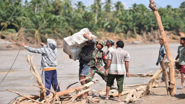 Warga Bireuen yang terisolir banjir menerima bantuan pangan via udara