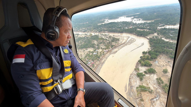 Ketua Umum Golkar, Bahlil Lahadalia Salurkan Bantuan ke Korban Bencana di Sumbar