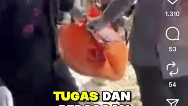 Brimob evakuasi korban longsor di Sibolga