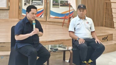 Menpora Erick Thohir (kiri) dan pengurus PBPI