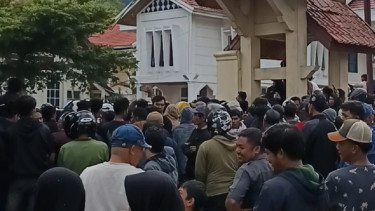 Warga terdampak bencana di Aceh Tengah mendatangi kantor Bupati