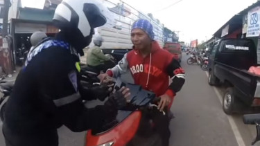 Polisi memberhentikan pemotor lawan arus