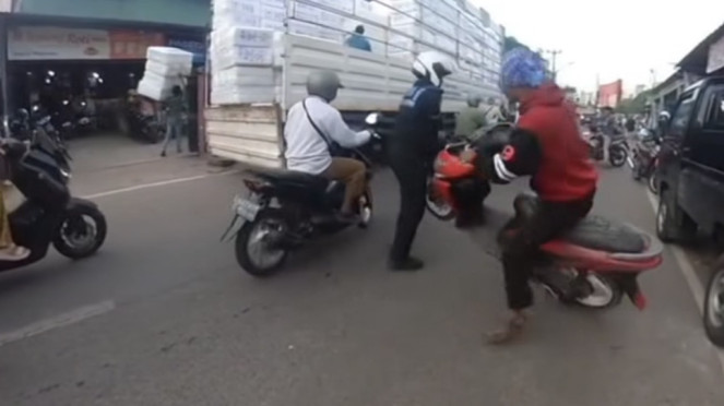Polisi angkat ban pemotor yang lawan arah