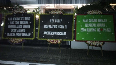 Karangan bunga orang tua minta kasus perundungan di sekolah Jakpus diusut tuntas