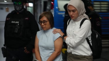 Buronan Interpol Dewi Astutik alias PA (tengah)