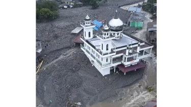 Penampakan masjid yang tetap kokoh di tengah banjir dan longsor