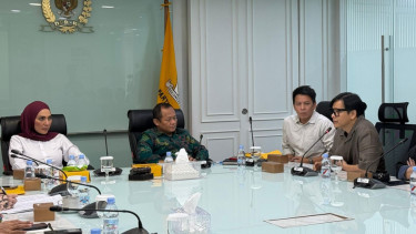 Ketua Fraksi Golkar DPR RI, M Sarmuji (tengah)