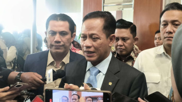 Menteri Lingkungan Hidup (LH) Hanif Faisol Nurofiq di Kompleks Parlemen, Senayan