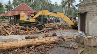 Alat berat membuka akses jalan akibat banjir bandang di Sumbar
