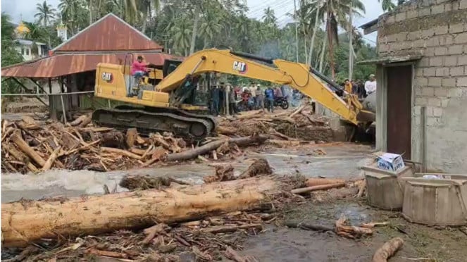 Alat berat membuka akses jalan akibat banjir bandang di Sumbar