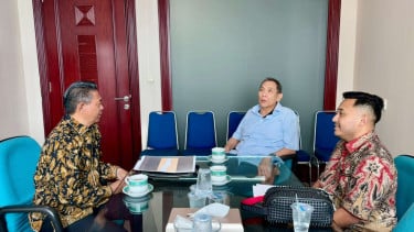 Pengusaha Jusuf Hamka atau dikenal Babah Alun (tengah)