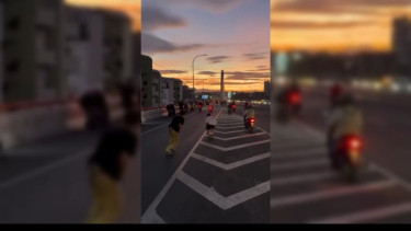 Sejumlah pemuda bermain skateboard di tengah flyover Pasupati, Kota Bandung
