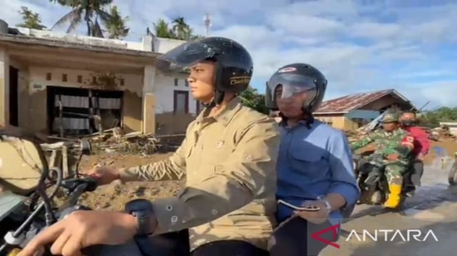 Wapres Gibran menaiki motor trail kunjungi korban banjir di Sumbar