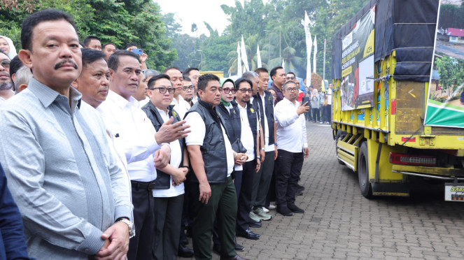 Mentan Amran Lepas 207 Truk Bantuan Bencana Banjir Sumatera