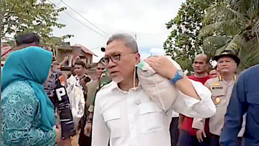 Menko Pangan, Zulkifli Hasan saat kunjungan ke lokasi bencana di Padang