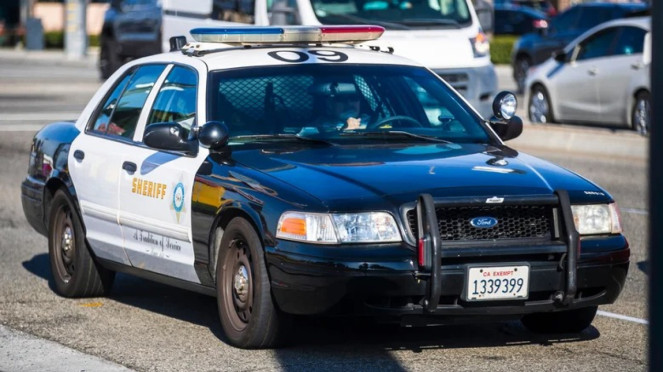 Ilustrasi Mobil Polisi Ford Crown Victoria