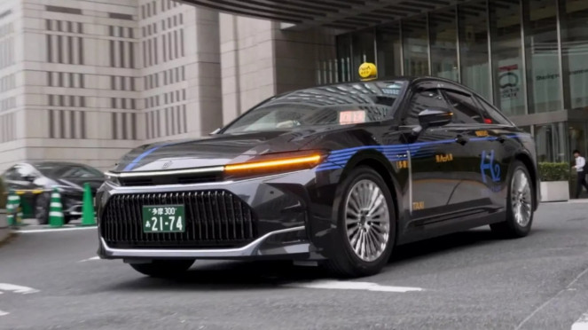 Mobil Toyota Crown FCEV sebagai Kendaraan Polisi di Tokyo