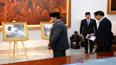 Prabowo Subianto menunjukkan foto bayi panda pertama yang lahir di Indonesia