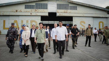 Wapres Gibran didampingi Bobby Nasutiontinjau posko bantuan di Lanud Soewondo 