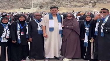 Bupati Aceh Selatan Mirwan bersama istri pergi umrah di tengah bencana