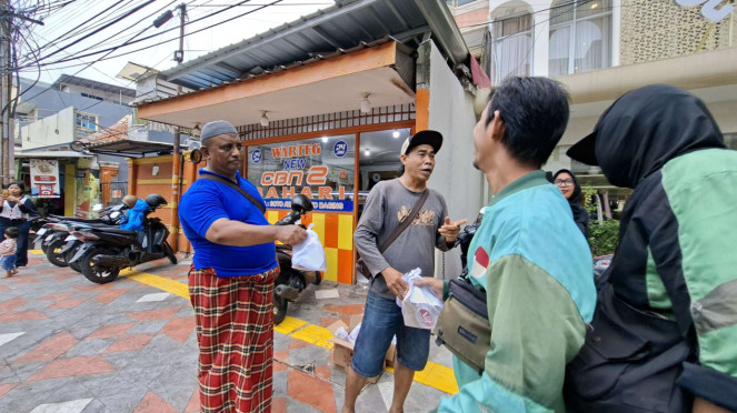 Para pedagang menolak Raperda KTR lewat aksi bagi-bagi makanan