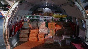 Polri mengangkut dan menyalurkan bantuan untuk korban bencana di Sumatera