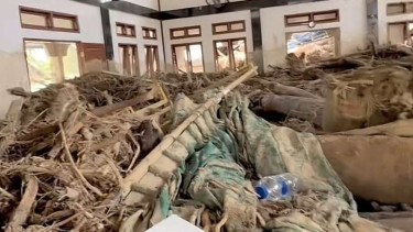Penampakan bagian dalam masjid Taqwa Garoga di Tapanuli Selatan