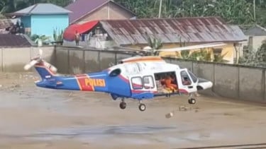 Helikopter Polri mengirim bantuan untuk korban bencana di Aceh Tamiang