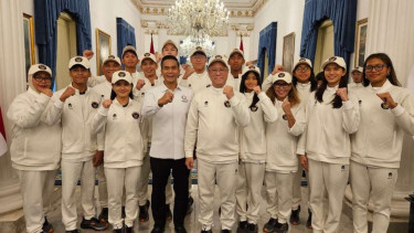 Ketua Umum PB Akuatik Indonesia Anindya Bakrie dan para atlet akuatik di Istana