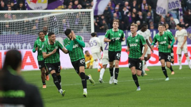 Jay Idzes dan para pemain Sassuolo rayakan gol